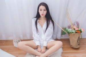 王曼妮好Q 盘腿坐姿可爱美女 4K壁纸