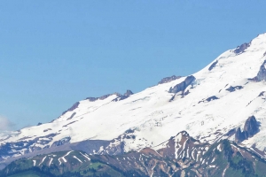 高清雪山绿树湖泊背景