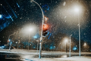 红绿灯 雪 柱子 路标 街道 城市 4k壁纸 3840x2160