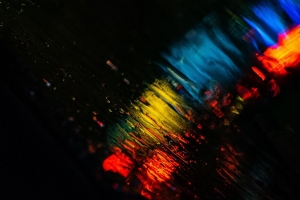 玻璃 雨水 微距 模糊 灯光 4k壁纸 3840x2160
