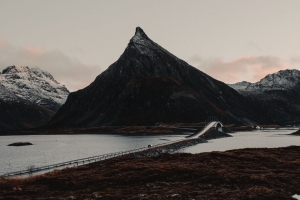 峡湾 山脉 桥梁 穿越 lofoten 挪威 4k壁纸 3840x2160
