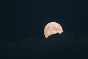 月亮 云 夜晚 满月 深色 4k壁纸 3840x2160