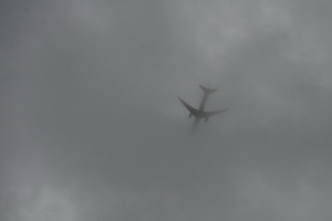 飞机 天空 云 深色 黑白 4k壁纸 3840x2160
