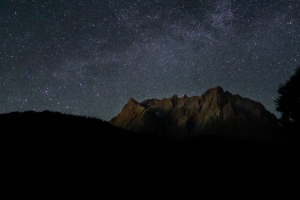 岩石 山脉 星空 星星 夜间 4k壁纸 3840x2160