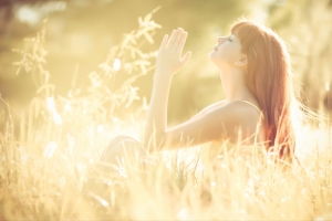 夏天 户外 美女双手合拢 唯美 5K壁纸