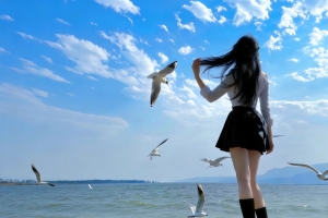 海边长发美女背影唯美4K高清壁纸3840x2160免费下载