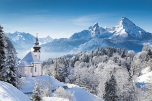 冬季山雪树林房子风景图片