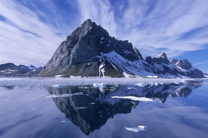 蓝天冰山风景