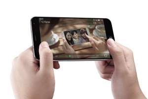 手持手机玩游戏高清PNG透明免扣设计素材免费下载