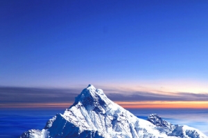 雪山热气球商务背景图