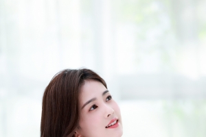 小清新美女白鹿 白色裙子 4k手机壁纸