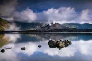 火山 湖泊 石头 风景 4k壁纸 3840x2160