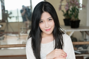 长发可爱微笑美女许诺4k壁纸