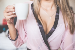 女孩 丝绸睡衣 享受着上午的茶 4K壁纸
