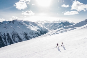 两个人在雪山上徒步旅行4k风景壁纸