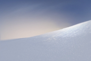 洁白雪坡海报背景