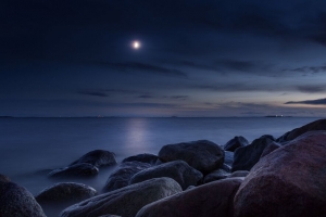 石头 海 夜 月亮 浅色 4k壁纸 3840x2160
