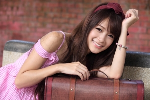 女孩的脸 头发 微笑 粉色裙子 可爱美女4K壁纸