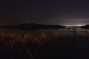 湖泊 夜晚 星空 草地 黑暗 4k壁纸 3840x2160