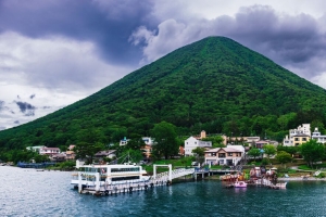山 峰 海 建筑物 码头 4k壁纸 3840x2160