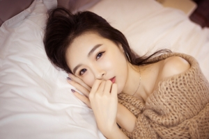 床上性感毛衣裙美女4K壁纸