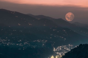 山脉 山谷 城市 灯光 月亮 雾 夜间 4k壁纸 3840x2160