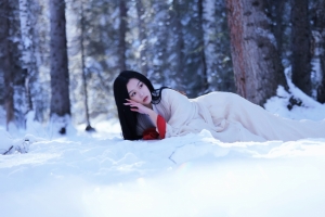 冬季雪地汉服美女4k壁纸3840x2160
