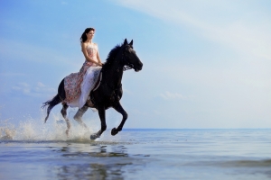 海边 马 美女 微笑 5K风景美女壁纸