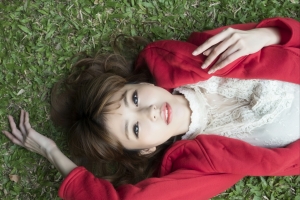 草地 大学生 年轻女子 摄影 4K美女壁纸