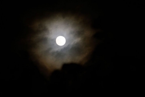 月亮 多云 云 夜间 4k壁纸 3840x2160