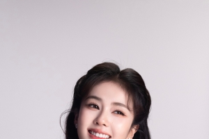 白鹿甜美微笑爱心手势 4K高清全面屏手机壁纸免费下载