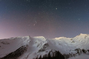 星空下白雪覆盖背景