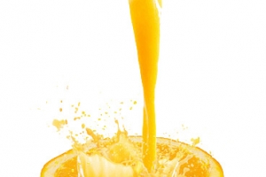 橙汁往半个橙子里面倒