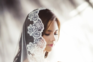 婚纱礼服 时尚 年轻的新娘 侧面 面纱 白色的裙子 祈祷 手机壁纸