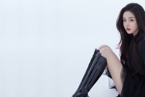 长发美女 黑色裙子 美腿 长皮靴子3440x1440带鱼屏美女壁纸