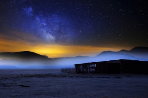 夜晚 山 房子 雾 银河系 星空高清图片