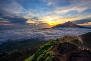 印度尼西亚度 巴吞尔火山顶部 早晨太阳风景4K壁纸