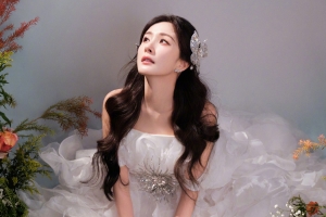 杨幂白色裙子鲜花2420x1668平板美女壁纸