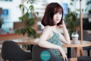 休闲的美女5k高清图片