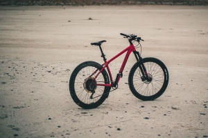 自行车 自行车 mtb 红色 海滩 4k壁纸 3840x2160