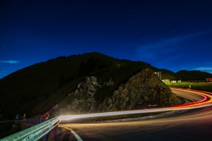 夜间公路天空风景4k壁纸
