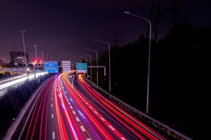 道路 高速公路 夜晚 灯光 运动 4k壁纸 3840x2160