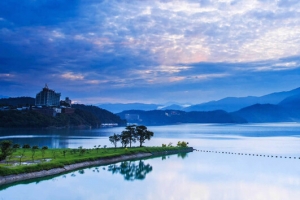 蓝色湖光山色风景背景