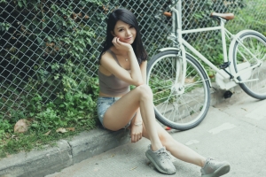 夏天 自行车 长发可爱美女 微笑 牛仔短裤 4K美女壁纸