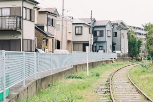 日系清新文艺淡色小镇小路风景背景
