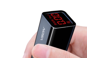 手拿黑色荧光剂检测笔