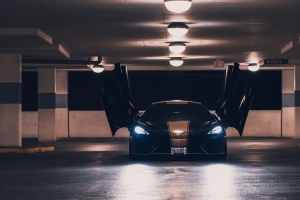  mclaren 跑车 停车场 门 灯 4k壁纸 3840x2160