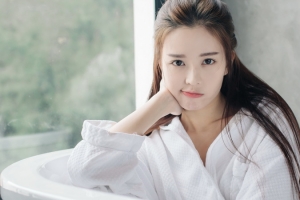 白衣黑发美女