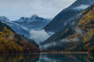 华为matext非凡大师 秋季 湖水 山 河流 2232x2232风景壁纸