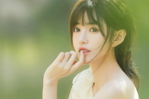 清纯美女 嘴唇 手指 护眼美女高清4k壁纸